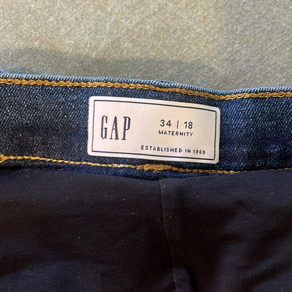 Gap maternity shorts - Picture 3 of 3